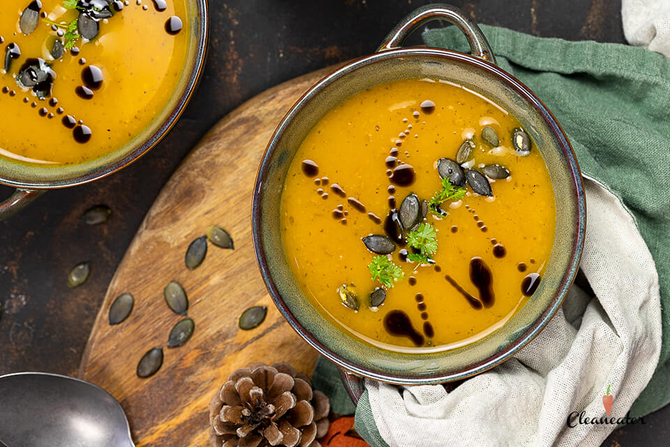 Klassische Kürbiscremesuppe mit Kürbiskernöl