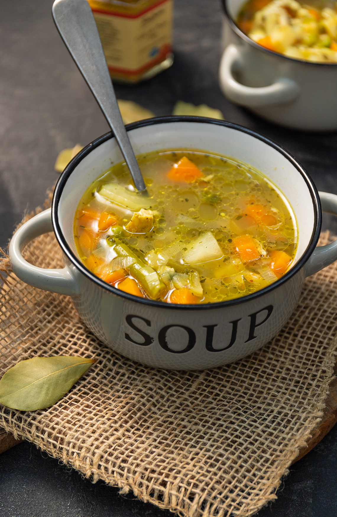 Klassische Hühnersuppe mit Schwarzkümmelöl