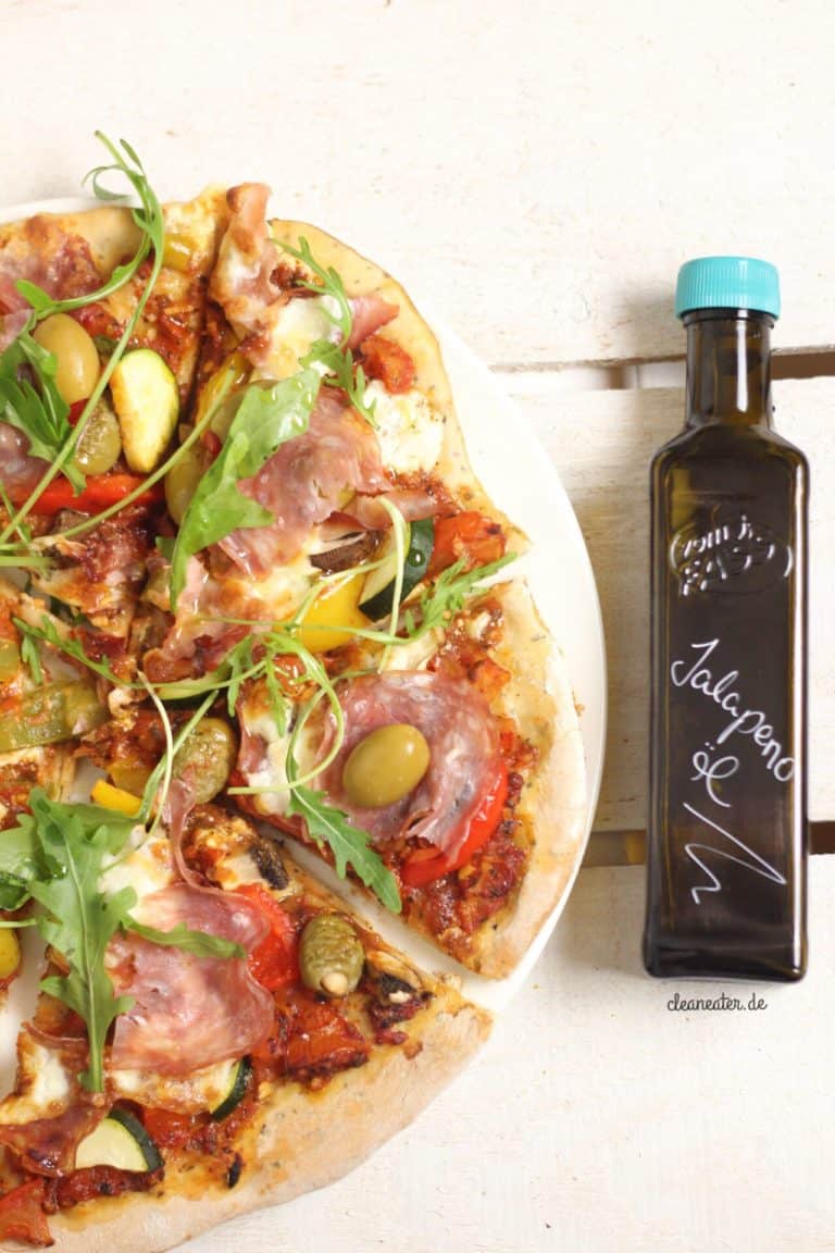 Pizza mit Sugo und Jalapenoöl