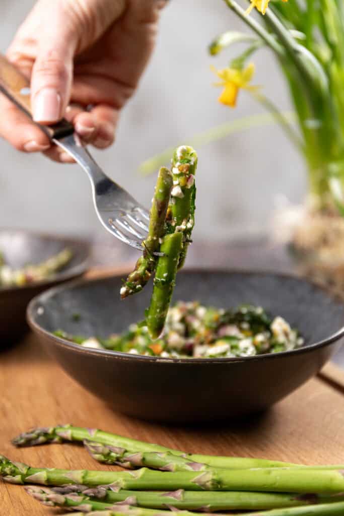 Spargelsalat mit Feta und gerösteten Pistazien