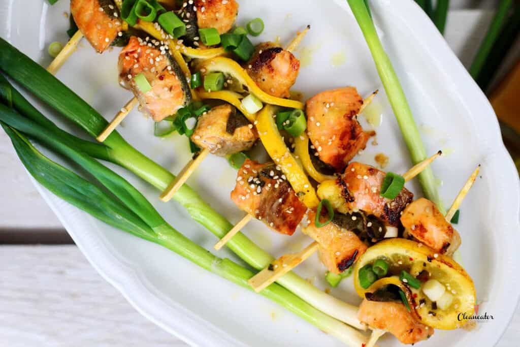 Lachsspieße vom Grill mit Limonenöl