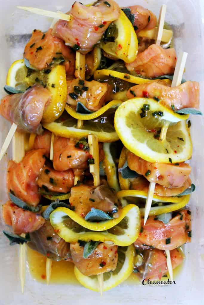 Lachsspieße vom Grill mit Limonenöl