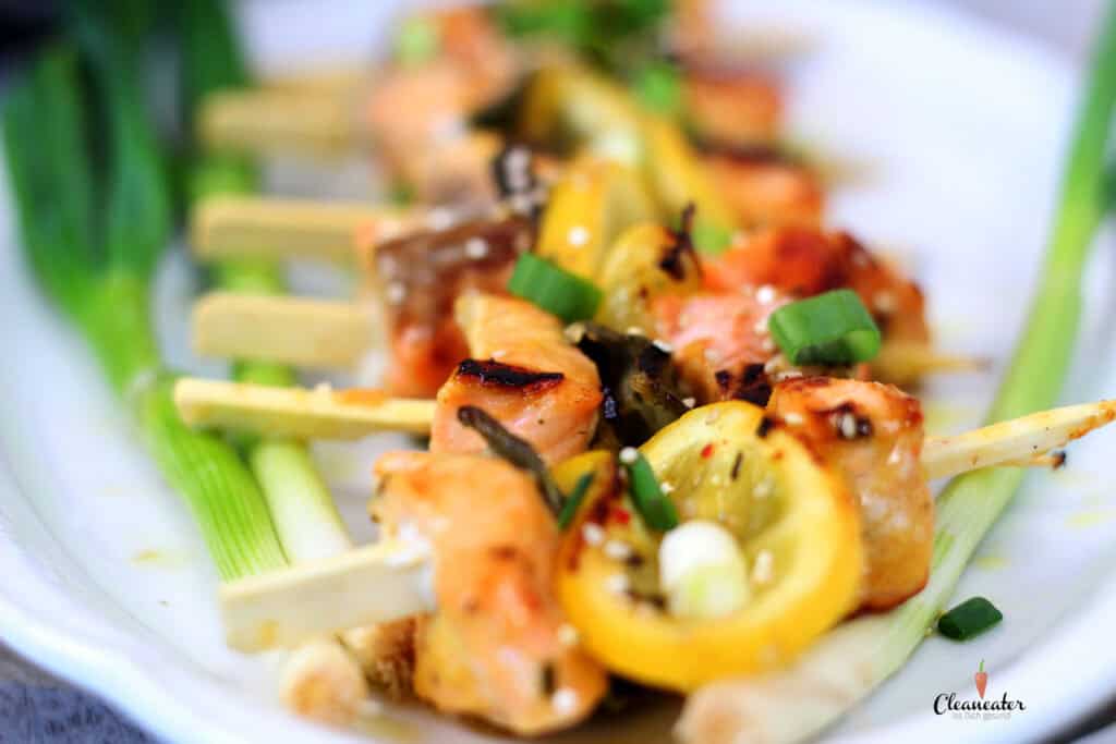 Lachsspieße vom Grill mit Limonenöl