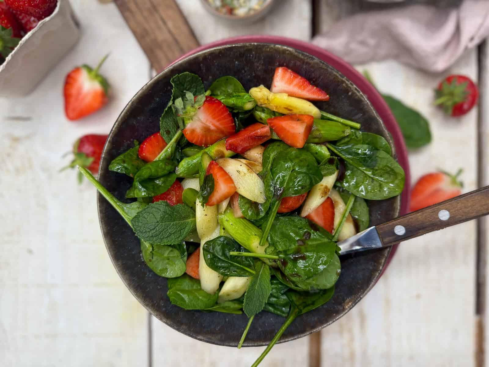 Spargelsalat mit Erdbeeren und Himbeer Balsam-Essig