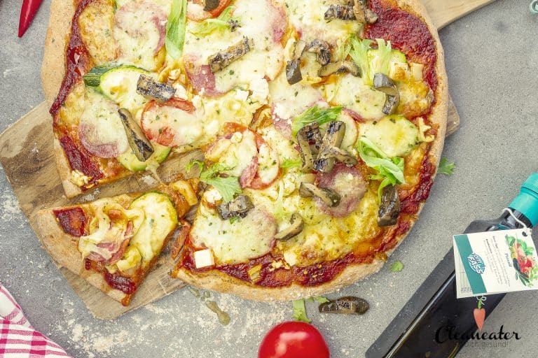 Big mediterran Pizza mit Antipasti und Pizzaöl