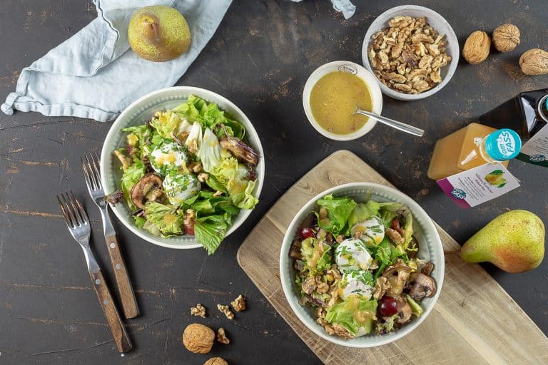 Blattsalat mit Ziegenkäse und Walnussöl