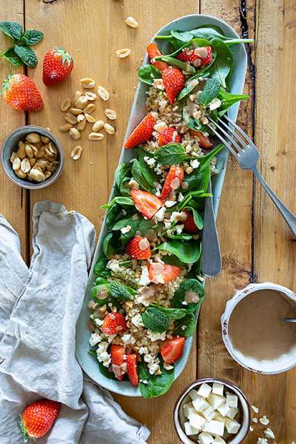 Salat mit Erdbeeren und Erdnuss-Dressing