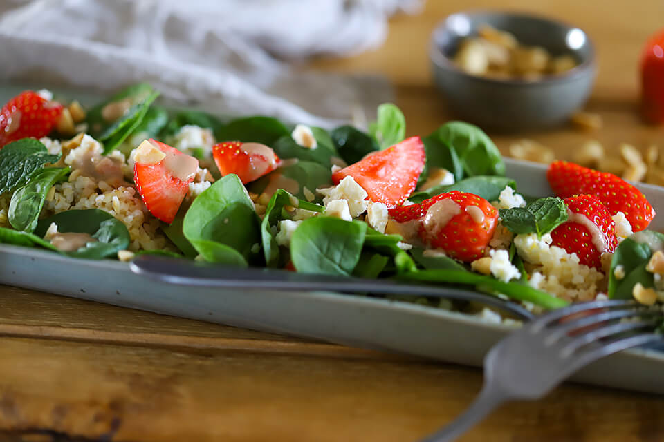 Salat mit Erdbeeren und Erdnuss-Dressing