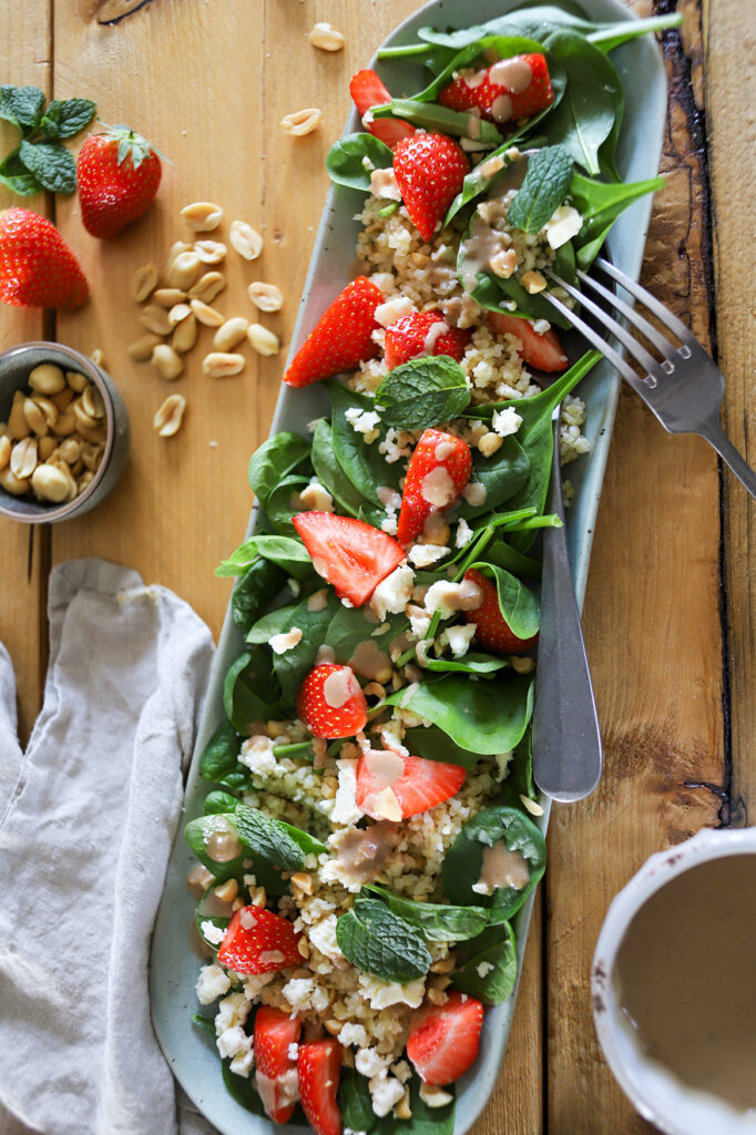 Salat mit Erdbeeren und Erdnuss-Dressing