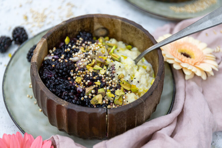 Warmer Hirsebrei mit Brombeeren und Pistazienkernöl