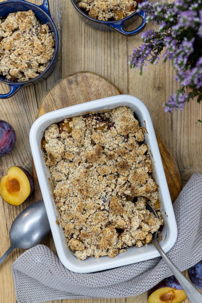 Pflaumen Crumble mit Mandelstreusel