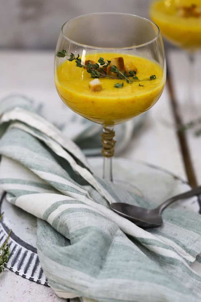 Gelbes Gazpacho – kalte Sommersuppe für heiße Tage