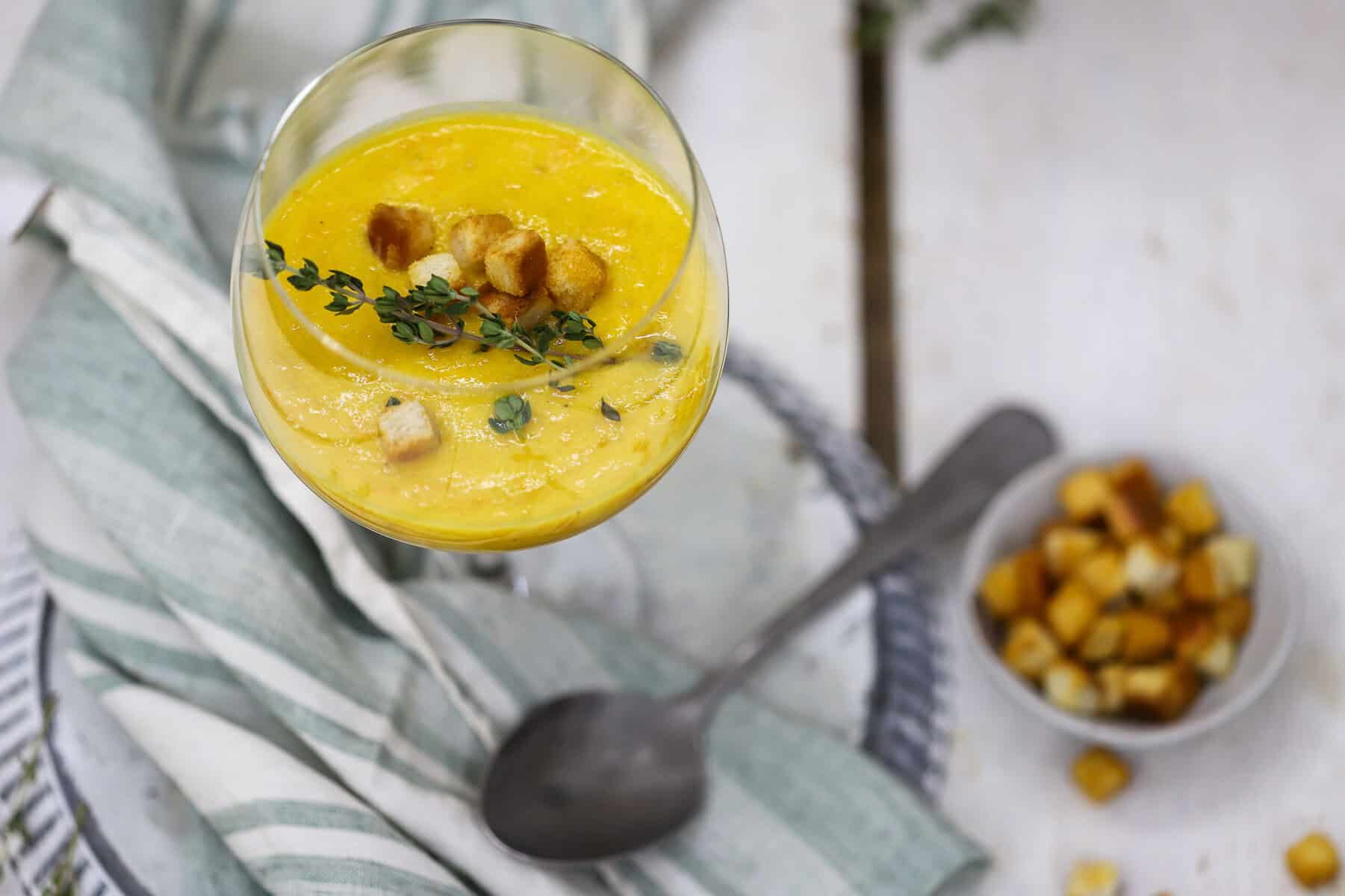 Gelbes Gazpacho – kalte Sommersuppe für heiße Tage
