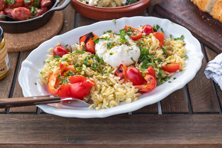 Gegrillte Paprika mit Orzo und Burrata