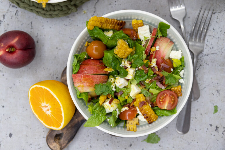 Fruchtiger Sommersalat mit Pfirsich, Feta und geröstetem Mais
